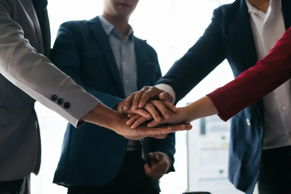 Equipo de trabajo de Prointel colaborando en soluciones de ingeniería