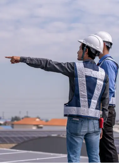 Ingenieros de Prointel realizando supervisión técnica y control de calidad en instalación de paneles solares.