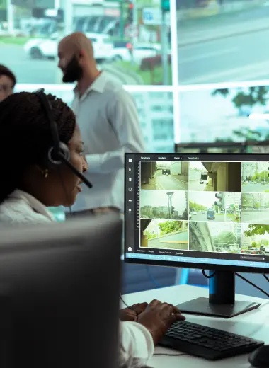 Operadora en centro de control monitoreando sistemas de CCTV y seguridad electrónica de Prointel.