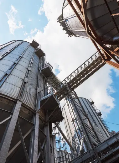 Infraestructura industrial a gran escala desarrollada por Prointel, incluyendo sistemas de almacenamiento y silos metálicos.
